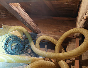 Zateplení stropu rodinného domu pomocí foukané izolace